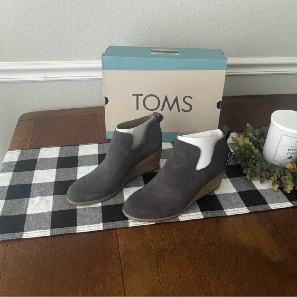Tom’s Kallie Grey Suede Wedge Booties Size 9 NEW